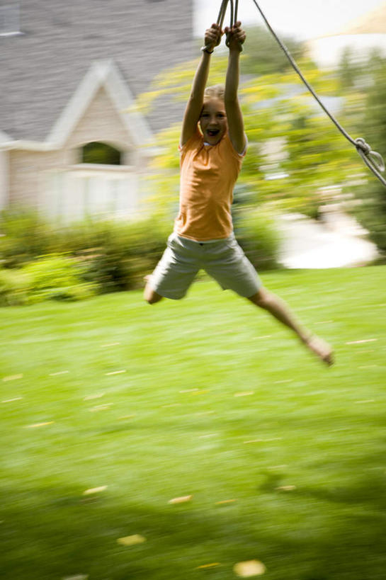 西方人,儿童,一个人,家,举,竖图,室外,白天,正面,纯洁,草地,草坪,植物,欧洲,欧洲人,仅一个女性,仅一个人,吊挂,握,悬挂,阴影,服装,光线,影子,房屋,屋子,公寓,挂,休闲装,洋房,楼房,住宅,草,树,树木,小孩,衣服,绿色,阳光,自然,绳子,托,仅一个小孩,休闲,休闲服,可爱,童年,童趣,握着,服饰,生长,成长,张开双腿,绳索,童真,烂漫,无邪,展开双腿,天真,女孩,女人,女性,白种人,孩子,举起,举手,举着,向上举,向上伸,向上托,彩图,全身,房子,女生,伸展双腿