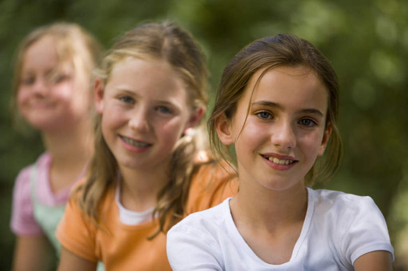 西方人,儿童,三个人,家庭,坐,笑,微笑,露齿笑,横图,室外,白天,正面,纯洁,植物,欧洲,欧洲人,一排,阴影,服装,朦胧,模糊,整齐,光线,影子,注视,休闲装,树,树木,排列,小孩,衣服,绿色,阳光,自然,模型,观察,看,休闲,温暖,温馨,一家人,休闲服,可爱,童年,童趣,服饰,生长,成长,模具,观看,和睦,察看,队列,关注,矫正,牙科,牙套,童真,牙箍,烂漫,无邪,校正,校准,牙饰,天真,女孩,女人,女性,白种人,坐着,半身,彩图,融洽,女生