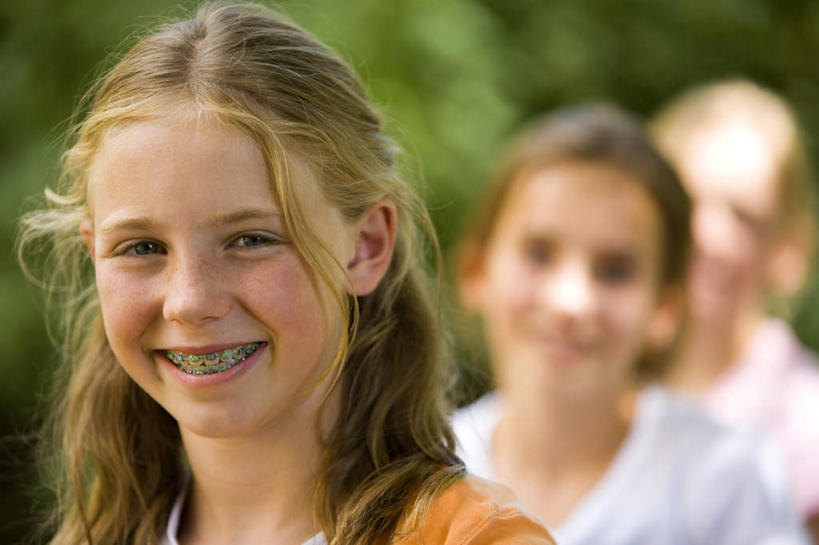 西方人,儿童,三个人,家庭,坐,笑,微笑,露齿笑,横图,室外,白天,正面,纯洁,植物,欧洲,欧洲人,一排,阴影,服装,朦胧,模糊,整齐,光线,影子,注视,休闲装,树,树木,排列,小孩,衣服,绿色,阳光,自然,模型,观察,看,休闲,温暖,温馨,一家人,休闲服,可爱,童年,童趣,服饰,生长,成长,模具,观看,和睦,察看,队列,关注,矫正,牙科,牙套,童真,牙箍,烂漫,无邪,校正,校准,牙饰,天真,女孩,女人,女性,白种人,坐着,半身,彩图,融洽,女生