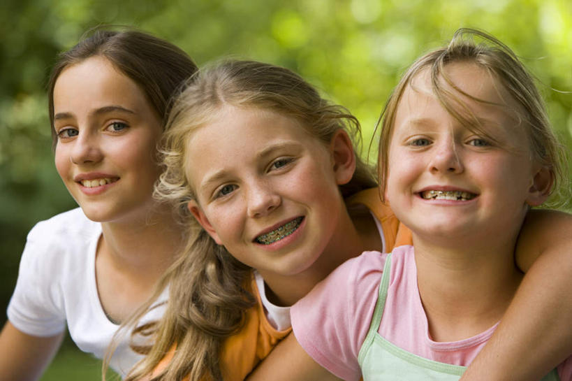 西方人,儿童,三个人,家庭,坐,抱,笑,微笑,露齿笑,横图,室外,白天,正面,纯洁,植物,欧洲,欧洲人,一排,阴影,服装,朦胧,模糊,整齐,光线,影子,注视,休闲装,树,树木,排列,小孩,衣服,绿色,阳光,自然,模型,观察,看,休闲,温暖,温馨,一家人,休闲服,可爱,童年,童趣,服饰,生长,成长,模具,抱着,观看,和睦,察看,搂着,队列,关注,矫正,牙科,牙套,童真,牙箍,烂漫,无邪,校正,校准,牙饰,天真,女孩,女人,女性,白种人,怀抱,搂,搂抱,相抱,拥抱,坐着,半身,彩图,融洽,女生