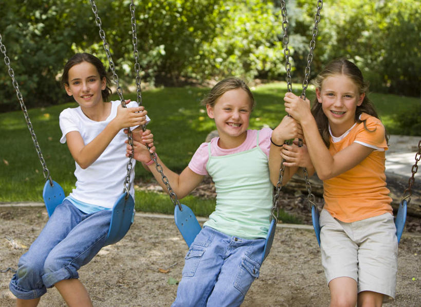 西方人,儿童,三个人,家庭,坐,笑,微笑,露齿笑,横图,室外,白天,正面,游戏,纯洁,草地,草坪,植物,欧洲,欧洲人,一排,握,摇摆,阴影,服装,整齐,光线,影子,玩,注视,休闲装,娱乐,草,树,树木,排列,小孩,衣服,绿色,阳光,自然,秋千,荡秋千,观察,看,休闲,温暖,温馨,一家人,休闲服,可爱,童年,童趣,握着,服饰,生长,成长,观看,活动,和睦,察看,队列,关注,摇晃,童真,烂漫,无邪,天真,女孩,女人,女性,白种人,玩耍,嬉戏,坐着,半身,彩图,融洽,女生