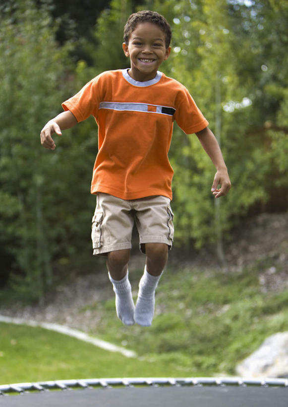 西方人,儿童,一个人,跳,笑,微笑,露齿笑,竖图,室外,白天,正面,纯洁,蹦床,草地,草坪,植物,欧洲,非洲,黑人,欧洲人,仅一个男性,仅一个人,服装,半空,注视,休闲装,运动器械,草,树,树木,小孩,衣服,绿色,自然,观察,看,仅一个小孩,休闲,休闲服,橙色,健身器械,可爱,童年,童趣,服饰,生长,成长,观看,察看,关注,健身器材,童真,烂漫,无邪,天真,男孩,男人,男性,非洲人,孩子,跳跃,彩图,全身,运动器材,男生