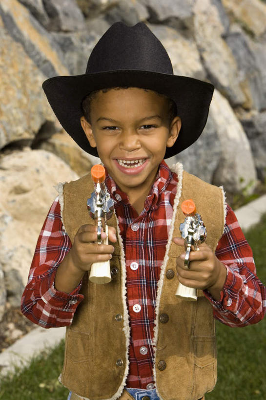 西方人,儿童,一个人,站,笑,微笑,露齿笑,竖图,室外,白天,正面,游戏,纯洁,草地,草坪,石头,植物,帽子,玩具,欧洲,非洲,黑人,欧洲人,仅一个男性,仅一个人,握,服装,枪,石子,拿,玩,拿着,注视,休闲装,娱乐,草,小孩,衣服,绿色,观察,看,站着,仅一个小孩,休闲,休闲服,牛仔帽,可爱,童年,童趣,益智,握着,服饰,观看,活动,察看,发泄,关注,消遣,智力,童真,烂漫,无邪,宣泄,天真,男孩,男人,男性,非洲人,孩子,石块,岩石,玩耍,嬉戏,站立,半身,彩图,男生