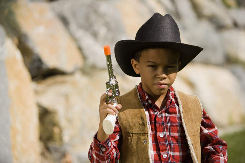 西方人,儿童,一个人,站,横图,室外,白天,正面,游戏,纯洁,草地,草坪,石头,植物,帽子,玩具,欧洲,非洲,黑人,欧洲人,仅一个男性,仅一个人,握,服装,朦胧,模糊,枪,石子,拿,玩,拿着,注视,休闲装,娱乐,草,小孩,衣服,绿色,观察,看,站着,仅一个小孩,休闲,休闲服,牛仔帽,可爱,童年,童趣,益智,握着,服饰,观看,活动,察看,发泄,关注,消遣,智力,童真,烂漫,无邪,宣泄,天真,男孩,男人,男性,非洲人,孩子,石块,岩石,玩耍,嬉戏,站立,半身,彩图,男生