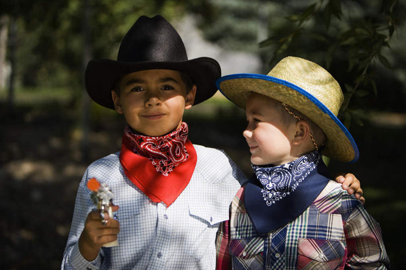 西方人,儿童,两个人,家庭,站,笑,微笑,横图,室外,白天,正面,游戏,纯洁,植物,帽子,玩具,欧洲,欧洲人,握,阴影,服装,朦胧,模糊,光线,枪,影子,拿,玩,拿着,注视,休闲装,娱乐,树,树木,小孩,衣服,绿色,阳光,自然,观察,看,站着,休闲,温暖,温馨,一家人,休闲服,牛仔帽,可爱,童年,童趣,益智,握着,服饰,生长,成长,观看,活动,和睦,察看,发泄,关注,消遣,智力,童真,烂漫,无邪,宣泄,天真,男孩,男人,男性,白种人,玩耍,嬉戏,站立,半身,彩图,融洽,男生