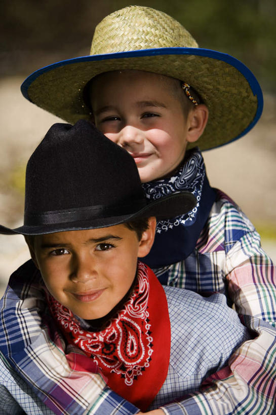 西方人,儿童,两个人,家庭,站,抱,笑,微笑,竖图,室外,白天,正面,纯洁,帽子,欧洲,欧洲人,阴影,服装,朦胧,模糊,光线,丝巾,影子,注视,休闲装,小孩,衣服,阳光,观察,看,站着,休闲,温暖,温馨,一家人,休闲服,牛仔帽,可爱,童年,童趣,服饰,抱着,观看,和睦,察看,搂着,关注,童真,烂漫,无邪,天真,男孩,男人,男性,白种人,怀抱,搂,搂抱,相抱,拥抱,站立,半身,彩图,融洽,男生