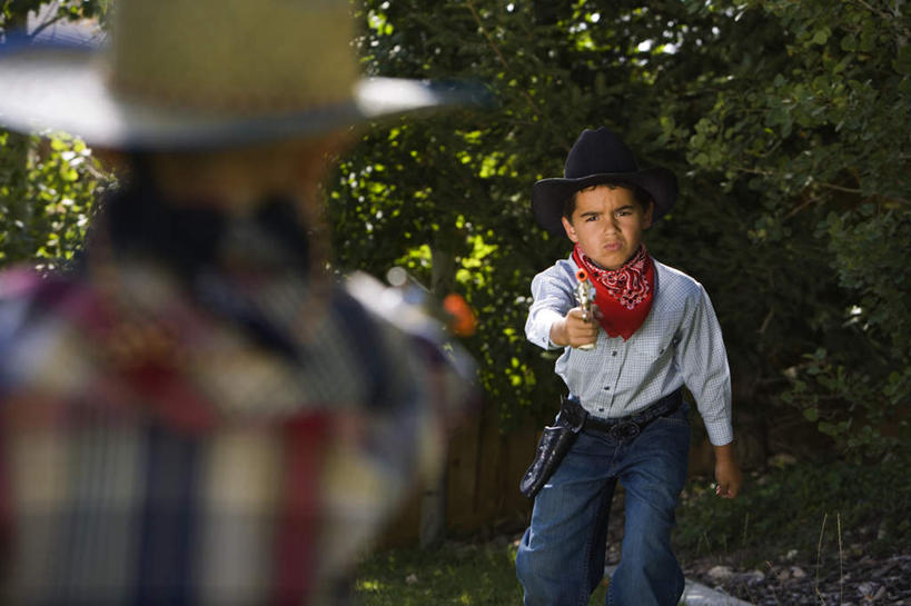 西方人,儿童,背部,两个人,家庭,站,横图,室外,白天,正面,游戏,纯洁,植物,帽子,玩具,欧洲,欧洲人,握,阴影,服装,朦胧,模糊,光线,枪,影子,拿,玩,拿着,注视,休闲装,娱乐,相视,树,树木,小孩,衣服,绿色,阳光,自然,观察,看,站着,休闲,温暖,温馨,一家人,面对面,休闲服,牛仔帽,可爱,童年,童趣,益智,握着,服饰,生长,成长,观看,活动,对视,和睦,察看,互视,发泄,关注,消遣,智力,相对,童真,烂漫,无邪,相看,宣泄,天真,男孩,男人,男性,白种人,玩耍,嬉戏,站立,半身,彩图,融洽,男生