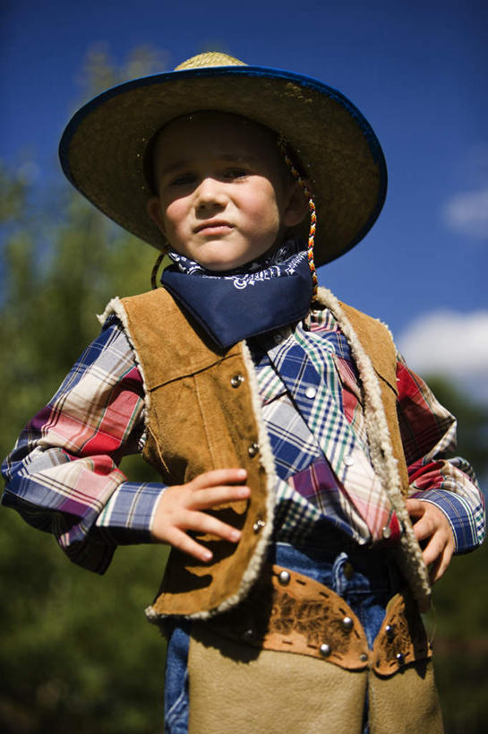 西方人,儿童,一个人,站,笑,微笑,竖图,室外,白天,仰视,纯洁,植物,帽子,欧洲,欧洲人,仅一个男性,仅一个人,阴影,服装,朦胧,模糊,光线,影子,云,云朵,云彩,注视,休闲装,手叉腰,树,树木,小孩,衣服,蓝色,绿色,白云,蓝天,天空,阳光,自然,天,叉腰,观察,看,站着,仅一个小孩,休闲,休闲服,牛仔帽,可爱,童年,童趣,服饰,生长,晴朗,成长,观看,察看,双手叉腰,关注,童真,烂漫,无邪,天真,男孩,男人,男性,白种人,孩子,晴空,站立,半身,彩图,低角度拍摄,男生