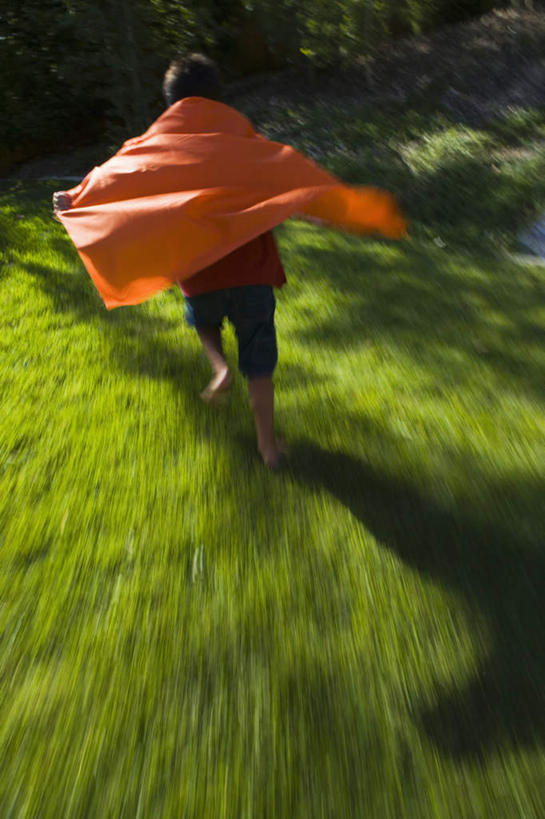 西方人,儿童,一个人,竖图,俯视,室外,白天,纯洁,草地,草坪,植物,欧洲,欧洲人,仅一个男性,仅一个人,阴影,服装,朦胧,模糊,光线,影子,休闲装,草,树,树木,小孩,衣服,绿色,阳光,自然,趴着,仅一个小孩,休闲,休闲服,橙色,可爱,童年,童趣,服饰,生长,成长,斗篷,童真,烂漫,无邪,天真,男孩,男人,男性,白种人,孩子,趴,彩图,高角度拍摄,全身,男生