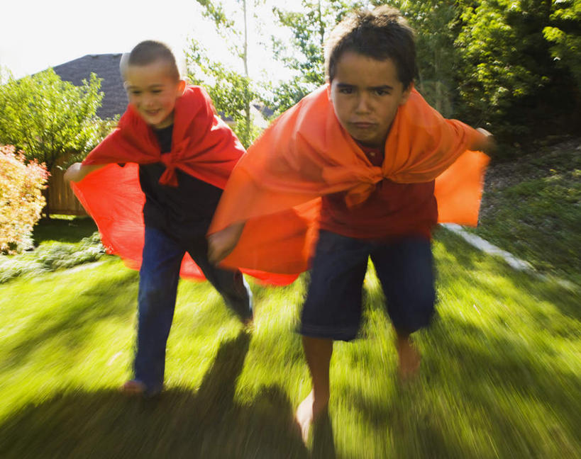 西方人,儿童,两个人,家庭,站,笑,微笑,露齿笑,横图,室外,白天,正面,纯洁,草地,草坪,植物,欧洲,欧洲人,弯腰,阴影,服装,朦胧,模糊,光线,影子,注视,休闲装,草,树,树木,小孩,衣服,绿色,阳光,自然,观察,看,站着,休闲,温暖,温馨,一家人,休闲服,橙色,可爱,童年,童趣,服饰,生长,成长,观看,和睦,察看,关注,斗篷,童真,烂漫,无邪,弯身,天真,男孩,男人,男性,白种人,站立,彩图,全身,融洽,男生