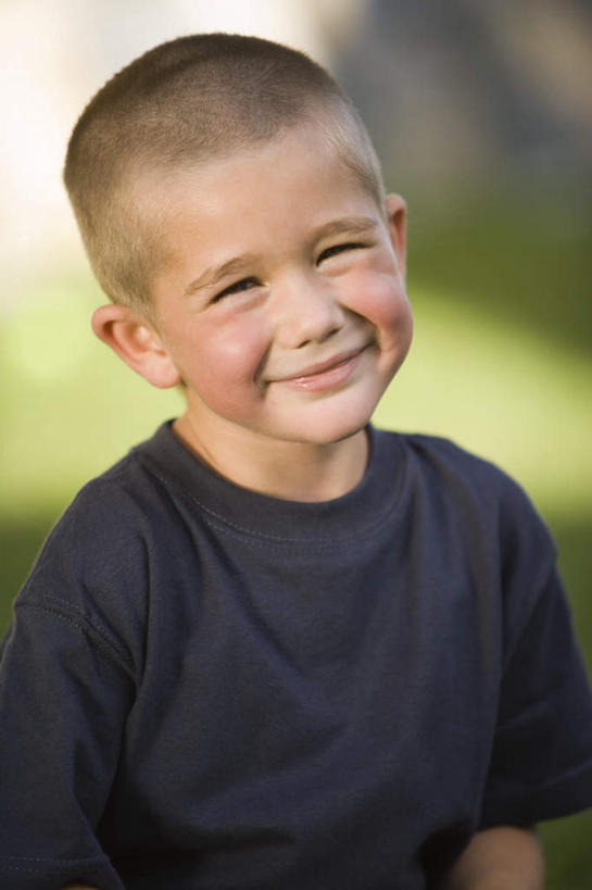 西方人,儿童,秃头,一个人,坐,笑,微笑,竖图,室外,白天,正面,纯洁,草地,草坪,植物,欧洲,欧洲人,仅一个男性,仅一个人,阴影,服装,朦胧,模糊,光线,影子,注视,休闲装,草,小孩,衣服,绿色,阳光,观察,看,仅一个小孩,休闲,休闲服,可爱,童年,童趣,服饰,观看,察看,关注,童真,烂漫,无邪,天真,男孩,男人,男性,白种人,孩子,光头,无发,坐着,半身,彩图,男生