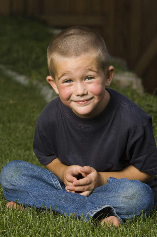 西方人,儿童,秃头,一个人,坐,笑,盘腿,微笑,竖图,室外,白天,正面,纯洁,草地,草坪,植物,欧洲,欧洲人,仅一个男性,仅一个人,阴影,服装,光线,影子,注视,休闲装,草,小孩,衣服,绿色,阳光,观察,看,仅一个小孩,休闲,休闲服,可爱,童年,童趣,服饰,观看,察看,关注,童真,烂漫,无邪,天真,男孩,男人,男性,白种人,孩子,光头,无发,盘腿而坐,盘膝,盘着腿的,盘着腿坐,双腿交叉,坐着,彩图,全身,男生
