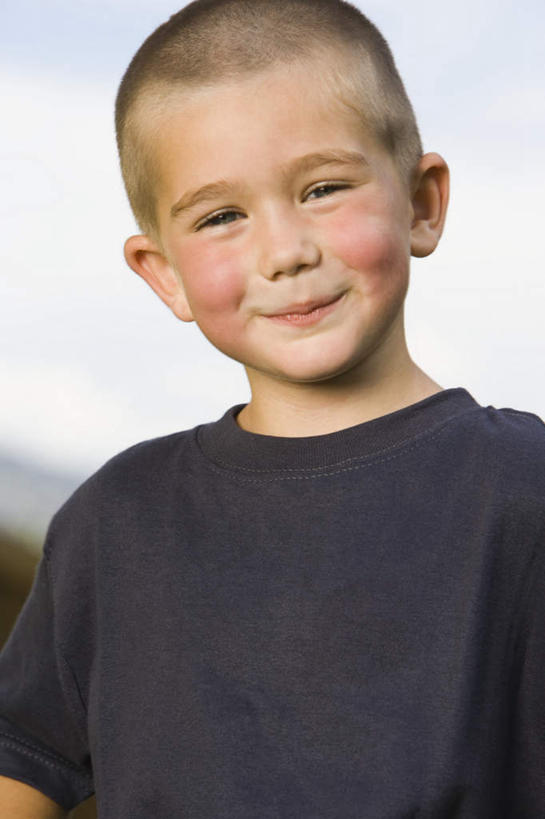 西方人,儿童,秃头,一个人,站,笑,微笑,竖图,室外,白天,正面,纯洁,欧洲,欧洲人,仅一个男性,仅一个人,服装,朦胧,模糊,云,云朵,云彩,注视,休闲装,小孩,衣服,蓝色,白云,蓝天,天空,天,观察,看,站着,仅一个小孩,休闲,休闲服,可爱,童年,童趣,服饰,晴朗,观看,察看,关注,童真,烂漫,无邪,天真,男孩,男人,男性,白种人,孩子,光头,无发,晴空,站立,半身,彩图,男生