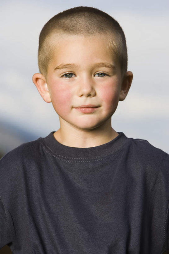 西方人,儿童,秃头,一个人,站,笑,微笑,竖图,室外,白天,正面,纯洁,欧洲,欧洲人,仅一个男性,仅一个人,服装,朦胧,模糊,云,云朵,云彩,注视,休闲装,小孩,衣服,蓝色,白云,蓝天,天空,天,观察,看,站着,仅一个小孩,休闲,休闲服,可爱,童年,童趣,服饰,晴朗,观看,察看,关注,童真,烂漫,无邪,天真,男孩,男人,男性,白种人,孩子,光头,无发,晴空,站立,半身,彩图,男生