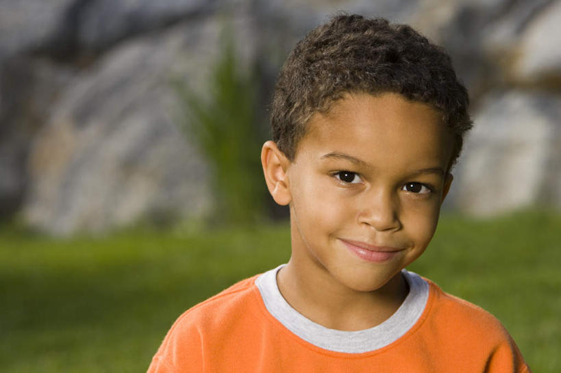 西方人,儿童,一个人,笑,微笑,横图,室外,白天,正面,纯洁,草地,草坪,石头,植物,欧洲,非洲,黑人,欧洲人,仅一个男性,仅一个人,服装,朦胧,模糊,石子,注视,休闲装,草,小孩,衣服,绿色,观察,看,仅一个小孩,休闲,休闲服,橙色,可爱,童年,童趣,服饰,观看,察看,关注,童真,烂漫,无邪,天真,男孩,男人,男性,非洲人,孩子,石块,岩石,半身,彩图,男生