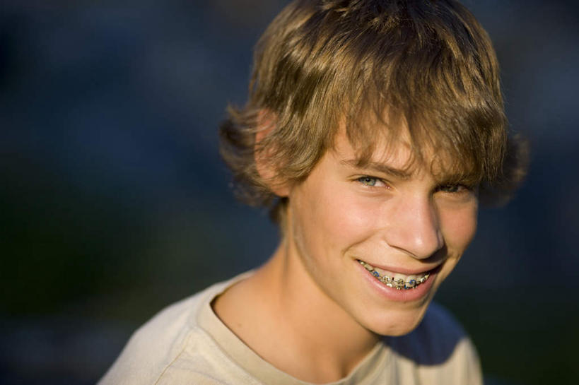 西方人,儿童,脸,头,脸颊,一个人,笑,微笑,露齿笑,横图,室外,特写,白天,正面,纯洁,欧洲,欧洲人,仅一个男性,仅一个人,阴影,服装,朦胧,模糊,光线,影子,注视,休闲装,肩膀,小孩,衣服,阳光,模型,观察,看,仅一个小孩,休闲,休闲服,可爱,童年,童趣,服饰,模具,观看,察看,关注,矫正,牙科,牙套,童真,牙箍,烂漫,无邪,校正,校准,牙饰,天真,男孩,男人,男性,白种人,孩子,头部,脸部,脸蛋,面部,半身,彩图,男生