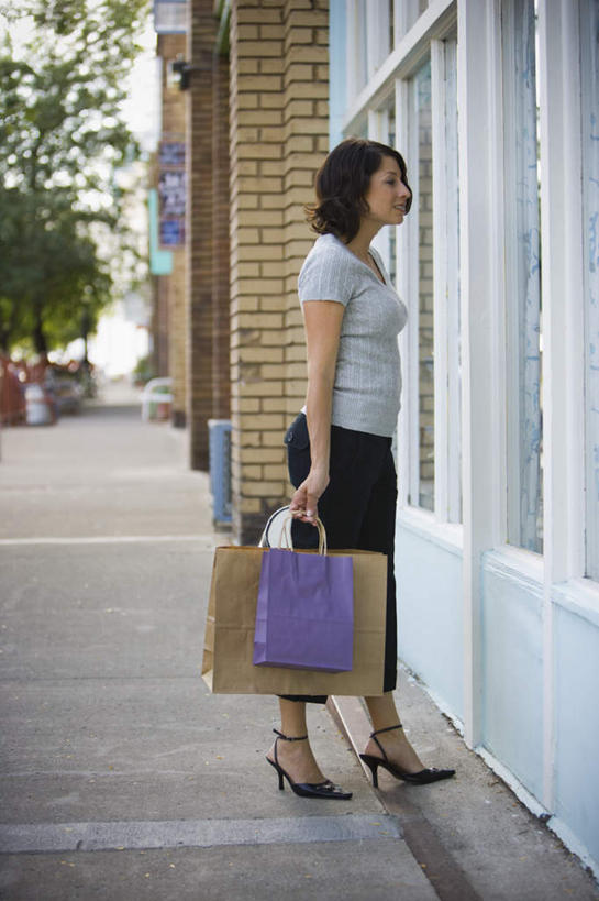 西方人,一个人,家,站,笑,微笑,竖图,室外,白天,侧面,购物,消费,植物,道路,路,袋子,欧洲,欧洲人,仅一个女性,仅一个人,握,服装,包装袋,手提袋,房屋,屋子,小路,购物袋,交通,拿,拿着,注视,休闲装,楼房,住宅,树,树木,衣服,绿色,自然,观察,看,站着,仅一个中年女性,休闲,休闲服,握着,金融,服饰,生长,成长,观看,察看,购买,关注,贸易,女人,女性,中年女性,白种人,站立,彩图,全身,房子