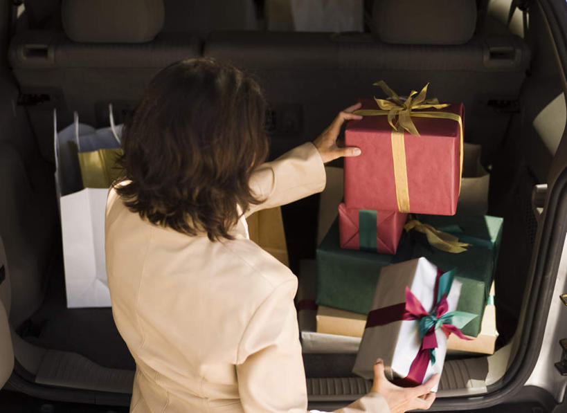 西方人,一个人,站,横图,室外,白天,汽车,礼盒,礼物,欧洲,欧洲人,仅一个女性,仅一个人,一堆,许多,握,堆叠,堆积,服装,丝绸,丝带,纸盒,缎带,很多,拿,拿着,车,绸带,盒子,背面,衣服,包装盒,礼品盒,交通工具,轿车,站着,仅一个中年女性,握着,服饰,礼品,堆,衣着,穿着,载具,衣饰,女人,女性,中年女性,白种人,站立,半身,彩图