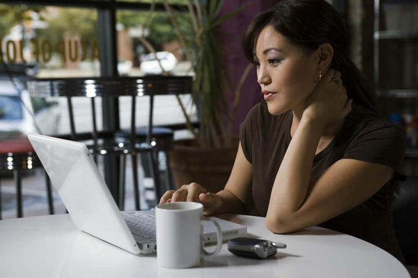 东方人,一个人,坐,横图,室内,白天,侧面,电脑,笔记本电脑,植物,餐桌,窗户,桌子,杯子,项链,亚洲,仅一个年轻女性,仅一个女性,仅一个人,撑,敲打,握,服装,网络,瓷器,墙,咖啡杯,陶瓷制品,拿,拿着,托腮,黄种人,输入,通讯设备,玻璃窗,墙壁,墙面,装饰品,树,树木,衣服,绿色,自然,饰品,首饰,打字,托,握着,服饰,生长,成长,餐台,点击,敲击,无线,衣着,穿着,托下巴,咖啡店,瓷杯,通信设备,无线网络,咖啡屋,无线上网,便携式电脑,衣饰,按键,手提电脑,年轻女性,女人,女性,亚洲人,坐着,半身,彩图,咖啡馆