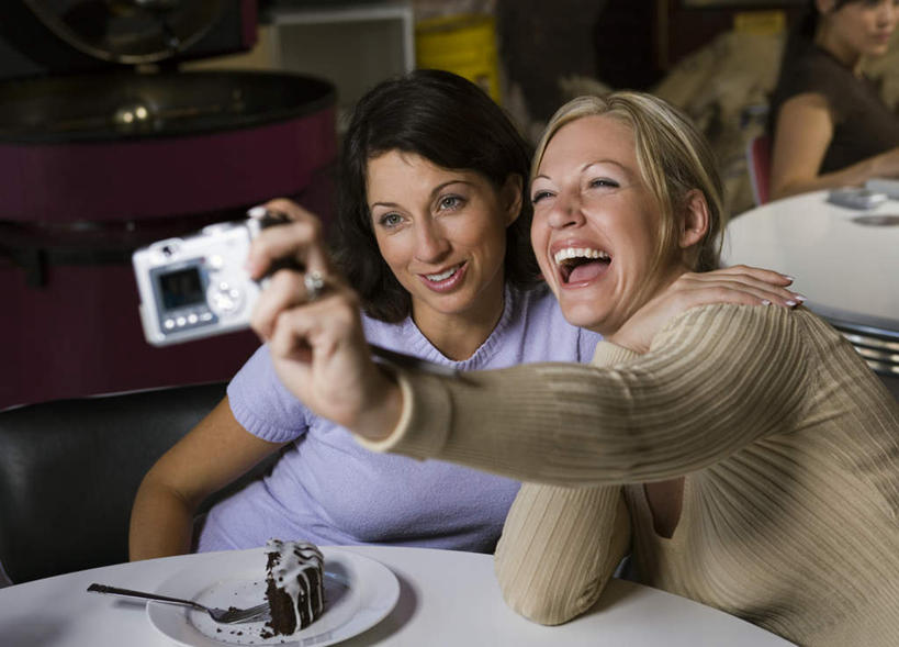 西方人,两个人,伙伴,朋友,餐厅,坐,举,笑,微笑,露齿笑,横图,室内,白天,正面,友谊,餐桌,桌子,餐具,相机,欧洲,欧洲人,握,服装,朦胧,模糊,叉子,碟子,盘,拿,拿着,注视,休闲装,拍照,衣服,盘子,数码相机,碟,观察,看,托,休闲,休闲服,握着,摄影,服饰,餐台,观看,察看,关注,餐叉,友情,年轻女性,女人,女性,中年女性,白种人,进餐用具,照相机,举起,举手,举着,向上举,向上伸,向上托,坐着,半身,彩图,照相,餐馆,饭店,饭馆