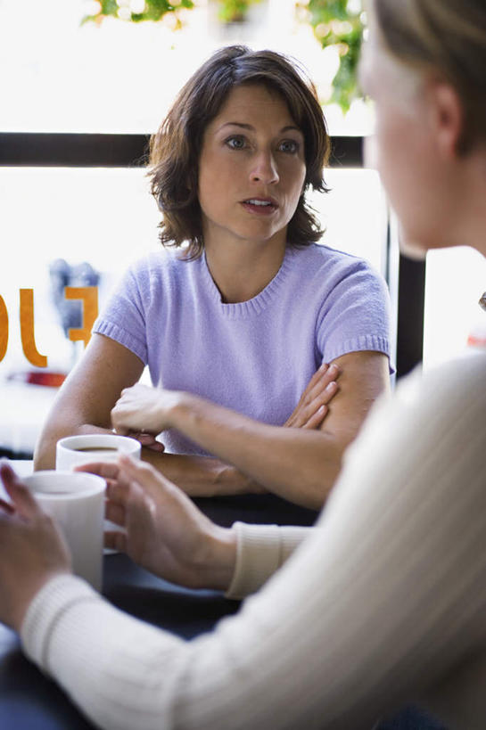 西方人,背部,两个人,伙伴,朋友,坐,说,竖图,室内,白天,正面,讨论,友谊,餐桌,窗户,桌子,杯子,书籍,欧洲,欧洲人,握,服装,瓷器,咖啡杯,陶瓷制品,拿,拿着,注视,休闲装,玻璃窗,相视,衣服,观察,看,休闲,面对面,休闲服,握着,服饰,餐台,观看,对视,察看,互视,关注,咖啡店,瓷杯,相对,咖啡屋,相看,交流,友情,年轻女性,女人,女性,中年女性,白种人,书,图书,沟通,讲话,交谈,商讨,说话,谈话,坐着,半身,彩图,咖啡馆