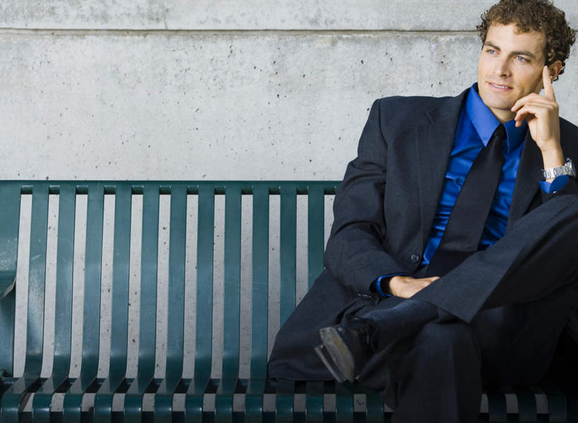 西方人,一个人,商务人士,商务男性,坐,笑,微笑,横图,室外,白天,正面,衬衫,椅子,欧洲,欧洲人,仅一个男性,仅一个人,仅一个中年男性,撑,套装,时间,时钟,手表,木椅,墙,领带,二郎腿,计时,托腮,注视,墙壁,墙面,钟表,观察,看,托,表,观看,腕表,察看,象征,庄重,关注,托下巴,商务装,身份,工薪阶层,正式,地位,男人,男性,中年男性,白种人,白领,上班族,钟,坐着,半身,彩图,衬衣