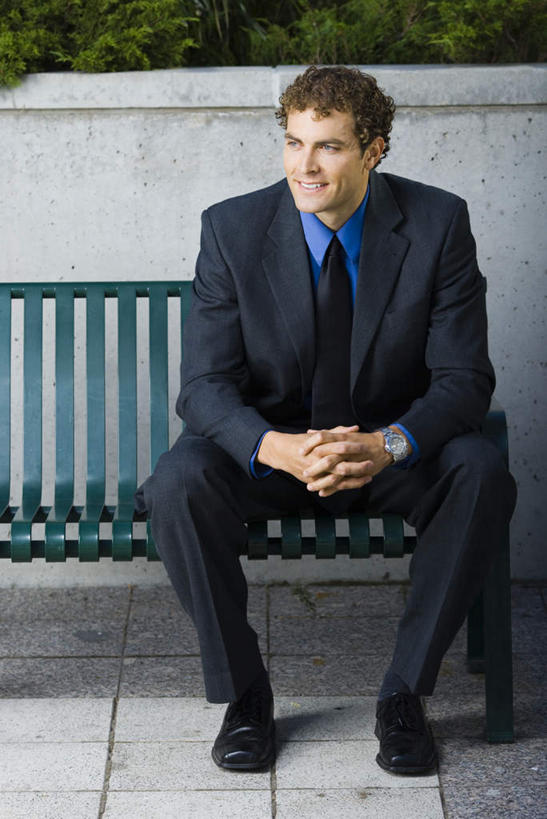 西方人,一个人,商务人士,商务男性,坐,笑,双手交叉,微笑,竖图,室外,白天,正面,衬衫,植物,椅子,欧洲,欧洲人,仅一个男性,仅一个人,仅一个中年男性,阴影,套装,光线,影子,木椅,墙,领带,扭头,注视,墙壁,墙面,树,树木,绿色,阳光,自然,观察,看,转头,生长,成长,观看,察看,象征,庄重,关注,商务装,身份,工薪阶层,正式,地位,男人,男性,中年男性,白种人,白领,上班族,十字手,坐着,彩图,全身,衬衣