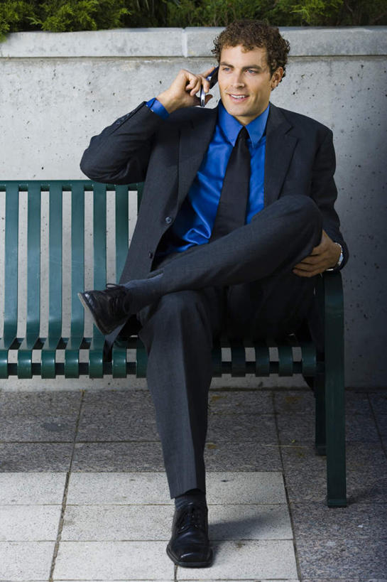 西方人,一个人,商务人士,商务男性,坐,说,打电话,竖图,室外,白天,正面,衬衫,讨论,植物,电话,手机,椅子,欧洲,欧洲人,仅一个男性,仅一个人,仅一个中年男性,握,阴影,套装,光线,影子,木椅,墙,领带,二郎腿,拿,拿着,注视,通讯设备,墙壁,墙面,树,树木,绿色,阳光,自然,观察,看,握着,生长,成长,观看,察看,象征,庄重,关注,商务装,身份,工薪阶层,一部,正式,地位,交流,男人,男性,中年男性,白种人,白领,上班族,沟通,讲话,交谈,商讨,说话,谈话,通话,坐着,彩图,全身,衬衣