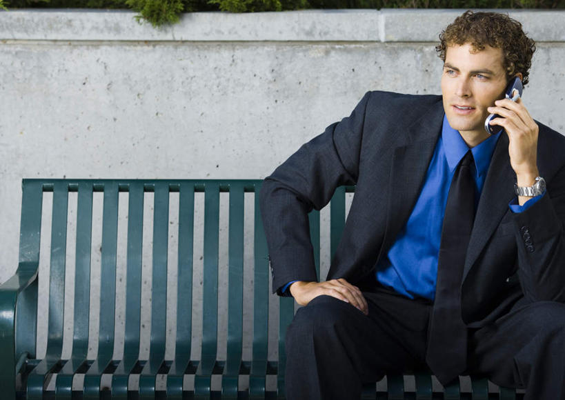 西方人,一个人,商务人士,商务男性,坐,说,打电话,横图,室外,白天,正面,衬衫,讨论,电话,手机,椅子,欧洲,欧洲人,仅一个男性,仅一个人,仅一个中年男性,握,套装,时间,时钟,手表,木椅,墙,领带,拿,计时,拿着,注视,通讯设备,墙壁,墙面,钟表,观察,看,表,握着,观看,腕表,察看,象征,庄重,关注,商务装,身份,工薪阶层,一部,正式,地位,交流,男人,男性,中年男性,白种人,白领,上班族,钟,沟通,讲话,交谈,商讨,说话,谈话,通话,坐着,半身,彩图,衬衣