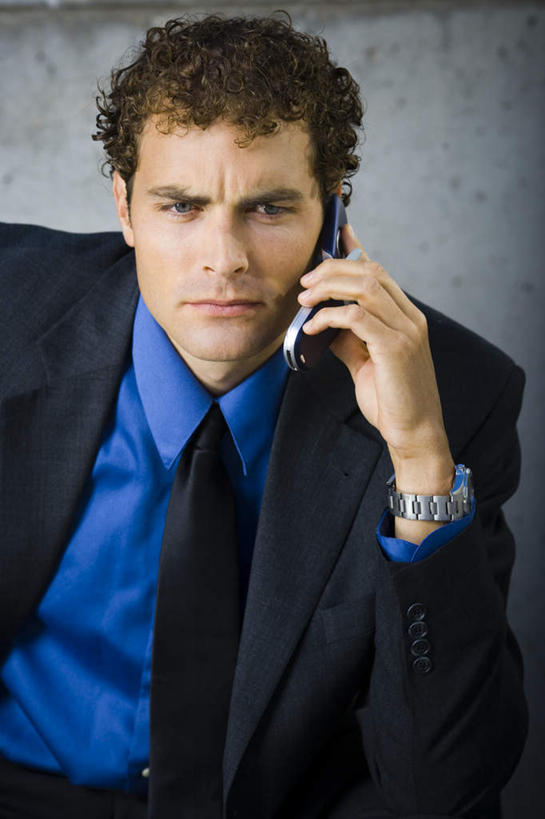 西方人,一个人,商务人士,商务男性,坐,说,打电话,竖图,室外,白天,正面,衬衫,讨论,电话,手机,欧洲,欧洲人,仅一个男性,仅一个人,仅一个中年男性,握,套装,时间,时钟,手表,墙,领带,拿,计时,拿着,注视,通讯设备,墙壁,墙面,钟表,观察,看,表,握着,观看,腕表,察看,象征,庄重,关注,商务装,身份,工薪阶层,一部,正式,地位,交流,男人,男性,中年男性,白种人,白领,上班族,钟,沟通,讲话,交谈,商讨,说话,谈话,通话,坐着,半身,彩图,衬衣