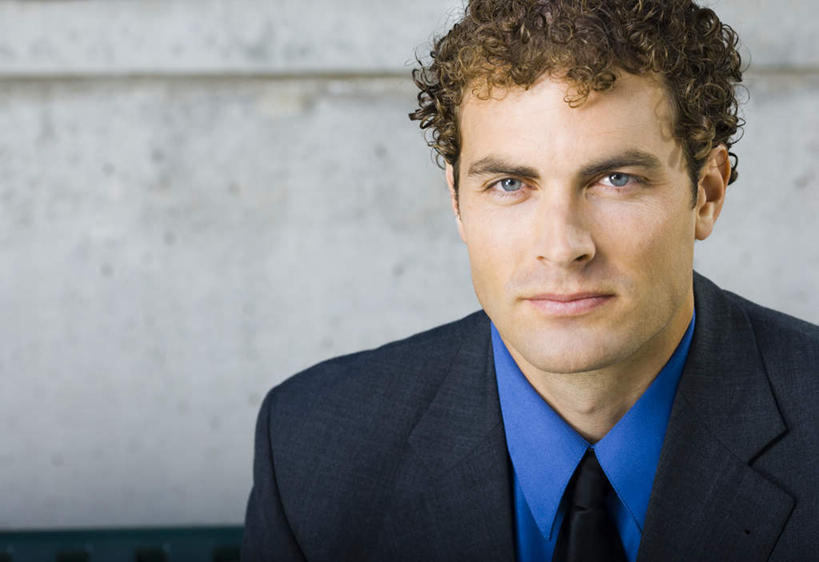 西方人,脸,头,脸颊,一个人,商务人士,商务男性,横图,室外,特写,白天,正面,衬衫,欧洲,欧洲人,仅一个男性,仅一个人,仅一个中年男性,套装,墙,领带,注视,肩膀,墙壁,墙面,观察,看,观看,察看,象征,庄重,关注,商务装,身份,工薪阶层,正式,地位,男人,男性,中年男性,白种人,头部,脸部,脸蛋,面部,白领,上班族,半身,彩图,衬衣