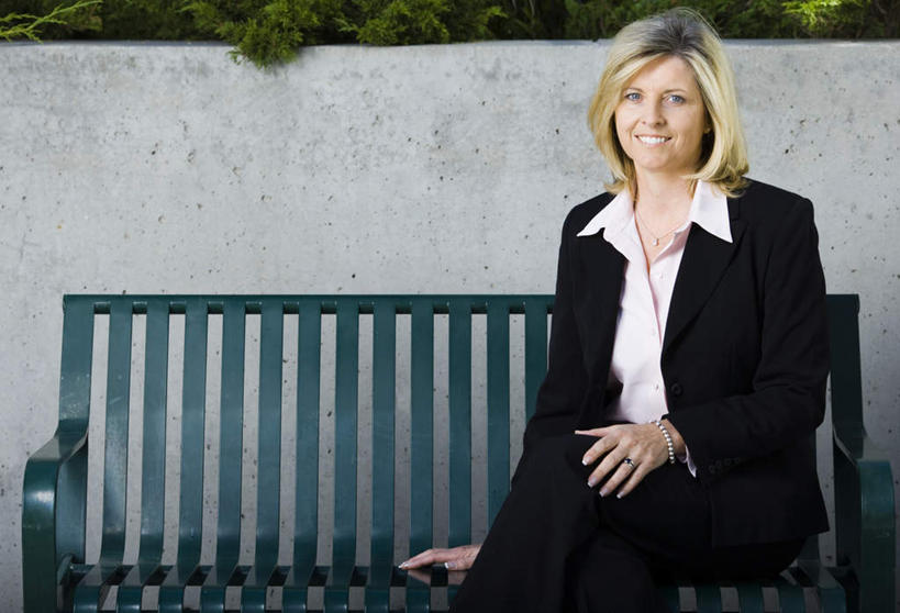 西方人,一个人,商务人士,商务女性,坐,笑,微笑,露齿笑,横图,室外,白天,正面,植物,椅子,欧洲,欧洲人,仅一个女性,仅一个人,套装,木椅,墙,二郎腿,注视,墙壁,墙面,树,树木,绿色,自然,观察,看,仅一个中年女性,搭,生长,成长,观看,察看,搭着,关注,商务装,工薪阶层,女人,女性,中年女性,白种人,白领,上班族,坐着,半身,彩图