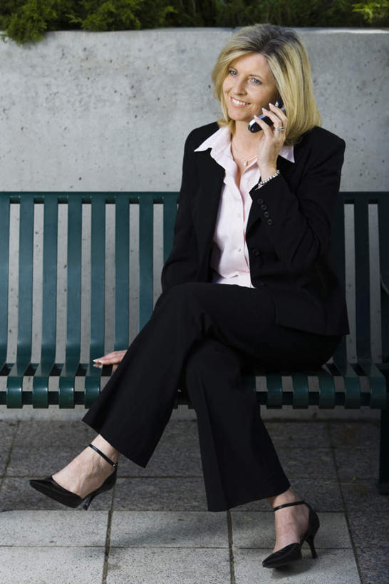 西方人,一个人,商务人士,商务女性,坐,笑,说,打电话,微笑,露齿笑,竖图,室外,白天,正面,讨论,植物,电话,手机,椅子,欧洲,欧洲人,仅一个女性,仅一个人,握,套装,木椅,墙,二郎腿,拿,拿着,注视,通讯设备,墙壁,墙面,树,树木,绿色,自然,观察,看,仅一个中年女性,搭,握着,生长,成长,观看,察看,搭着,关注,商务装,工薪阶层,一部,交流,女人,女性,中年女性,白种人,白领,上班族,沟通,讲话,交谈,商讨,说话,谈话,通话,坐着,彩图,全身