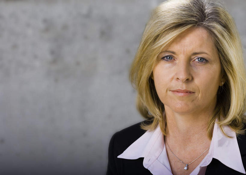 西方人,脸,头,脸颊,一个人,商务人士,商务女性,横图,室外,特写,白天,正面,项链,欧洲,欧洲人,仅一个女性,仅一个人,套装,墙,注视,肩膀,墙壁,墙面,装饰品,饰品,首饰,观察,看,仅一个中年女性,金色,观看,察看,关注,商务装,工薪阶层,女人,女性,中年女性,白种人,头部,长发,直发,脸部,脸蛋,面部,白领,上班族,半身,彩图