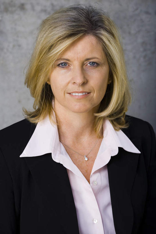 西方人,脸,头,脸颊,一个人,商务人士,商务女性,笑,微笑,露齿笑,竖图,室外,特写,白天,正面,项链,欧洲,欧洲人,仅一个女性,仅一个人,套装,墙,注视,肩膀,墙壁,墙面,装饰品,饰品,首饰,观察,看,仅一个中年女性,金色,观看,察看,关注,商务装,工薪阶层,女人,女性,中年女性,白种人,头部,长发,直发,脸部,脸蛋,面部,白领,上班族,半身,彩图