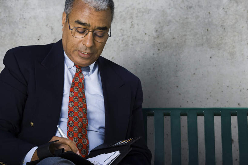 西方人,一个人,商务人士,商务男性,坐,横图,室外,白天,正面,衬衫,欧洲,非洲,黑人,欧洲人,仅一个男性,仅一个人,仅一个中年男性,一副,握,阴影,套装,反射,眼镜,影子,墙,记事本,领带,拿,拿着,注视,墙壁,墙面,本子,笔记本,低头,观察,看,握着,观看,察看,象征,庄重,关注,商务装,身份,近视眼镜,工薪阶层,正式,地位,垂头,男人,男性,中年男性,非洲人,白领,上班族,坐着,半身,彩图,衬衣