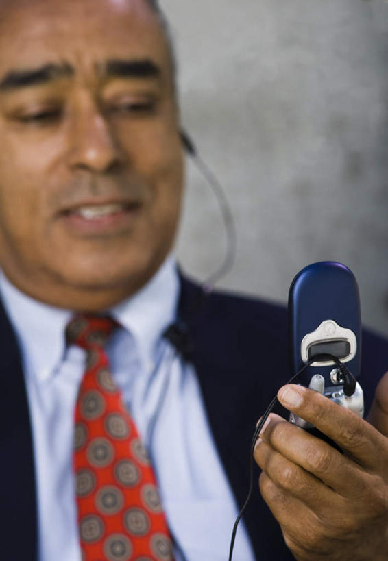 西方人,脸,头,脸颊,手,一个人,商务人士,商务男性,笑,打电话,微笑,露齿笑,竖图,室外,特写,白天,正面,衬衫,快乐,满意,幸福,电话,手机,欧洲,非洲,黑人,欧洲人,仅一个男性,仅一个人,仅一个中年男性,握,套装,墙,领带,音响,音乐,拿,拿着,注视,娱乐,通讯设备,肩膀,墙壁,墙面,耳机,观察,看,享受,休闲,手部,放松,握着,观看,单手,察看,舒适,享乐,象征,庄重,关注,商务装,身份,工薪阶层,一部,正式,地位,交流,男人,男性,中年男性,非洲人,头部,脸部,脸蛋,面部,白领,上班族,沟通,通话,半身,彩图,衬衣