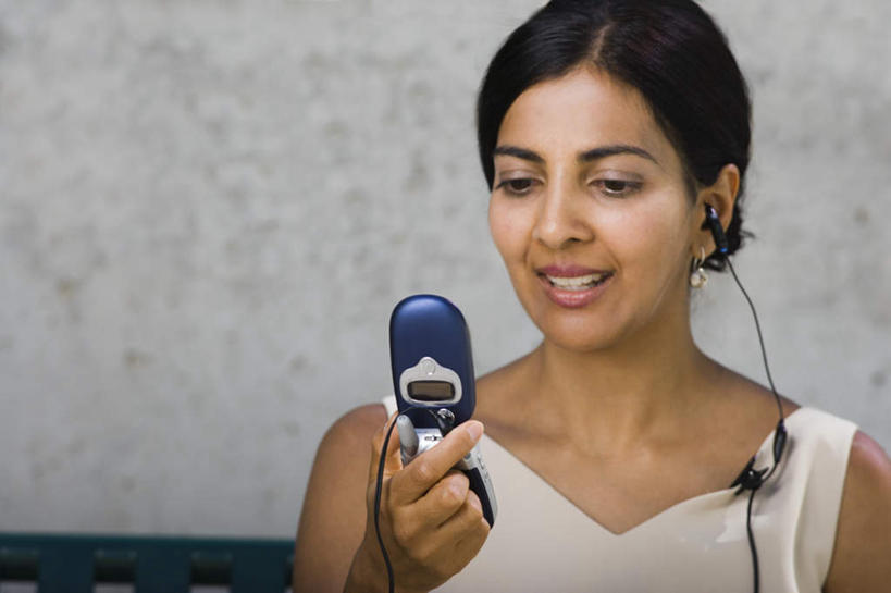 西方人,脸,头,脸颊,手,一个人,商务人士,商务女性,笑,打电话,微笑,露齿笑,横图,室外,特写,白天,正面,快乐,满意,幸福,电话,手机,欧洲,欧洲人,仅一个女性,仅一个人,握,套装,墙,音响,音乐,拿,拿着,注视,娱乐,通讯设备,肩膀,墙壁,墙面,耳机,观察,看,仅一个中年女性,享受,休闲,手部,放松,握着,观看,单手,察看,舒适,享乐,关注,商务装,工薪阶层,一部,交流,女人,女性,中年女性,白种人,头部,脸部,脸蛋,面部,白领,上班族,沟通,通话,半身,彩图