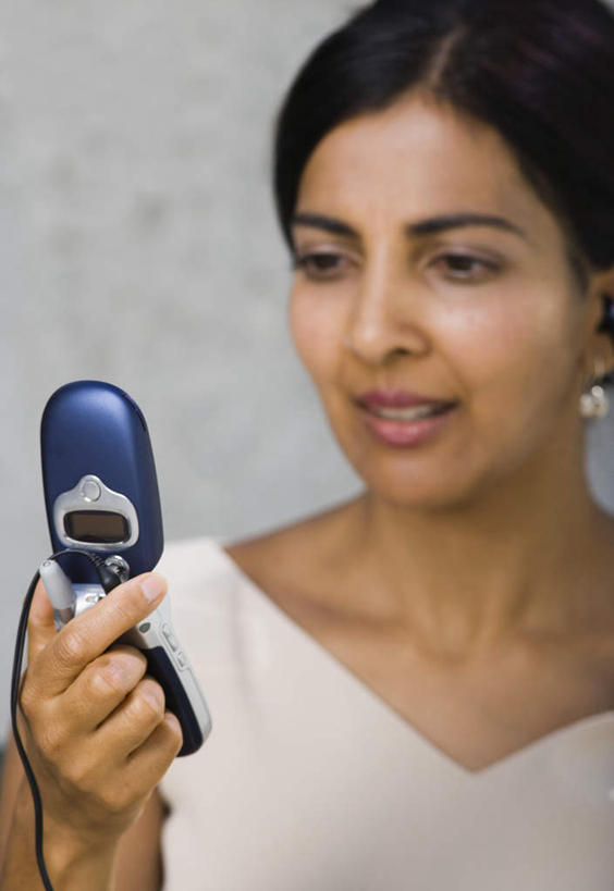 西方人,脸,头,脸颊,手,一个人,商务人士,商务女性,笑,打电话,微笑,露齿笑,竖图,室外,特写,白天,正面,快乐,满意,幸福,电话,手机,欧洲,欧洲人,仅一个女性,仅一个人,握,套装,墙,音响,音乐,拿,拿着,注视,娱乐,通讯设备,肩膀,墙壁,墙面,耳机,观察,看,仅一个中年女性,享受,休闲,手部,放松,握着,观看,单手,察看,舒适,享乐,关注,商务装,工薪阶层,一部,交流,女人,女性,中年女性,白种人,头部,脸部,脸蛋,面部,白领,上班族,沟通,通话,半身,彩图