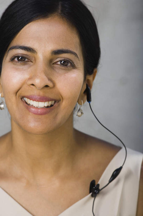 西方人,脸,头,脸颊,一个人,商务人士,商务女性,笑,微笑,露齿笑,竖图,室外,特写,白天,正面,快乐,满意,幸福,欧洲,欧洲人,仅一个女性,仅一个人,套装,墙,音响,音乐,注视,娱乐,肩膀,墙壁,墙面,装饰品,耳环,耳机,饰品,首饰,观察,看,仅一个中年女性,享受,休闲,放松,观看,察看,舒适,享乐,关注,商务装,工薪阶层,耳饰,女人,女性,中年女性,白种人,头部,脸部,脸蛋,面部,白领,上班族,半身,彩图