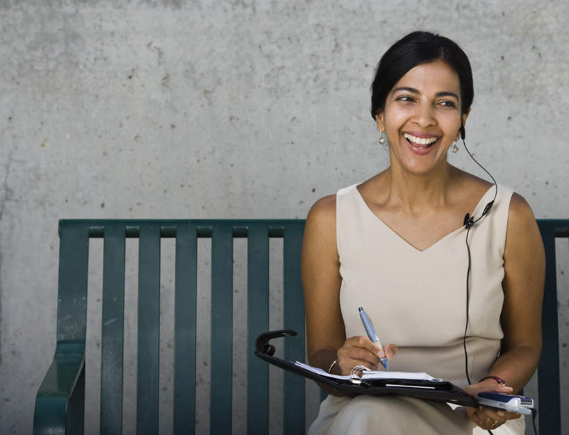 西方人,一个人,商务人士,商务女性,坐,笑,打电话,微笑,露齿笑,横图,室外,白天,正面,快乐,满意,幸福,电话,手机,椅子,欧洲,欧洲人,仅一个女性,仅一个人,握,套装,笔,木椅,墙,办公用品,记事本,音响,音乐,拿,拿着,注视,娱乐,通讯设备,水笔,墙壁,墙面,文具,本子,笔记本,耳机,学习用品,观察,看,仅一个中年女性,享受,休闲,放松,握着,观看,文具用品,察看,书写,舒适,享乐,关注,商务装,工薪阶层,一部,交流,女人,女性,中年女性,白种人,白领,上班族,沟通,通话,坐着,半身,彩图