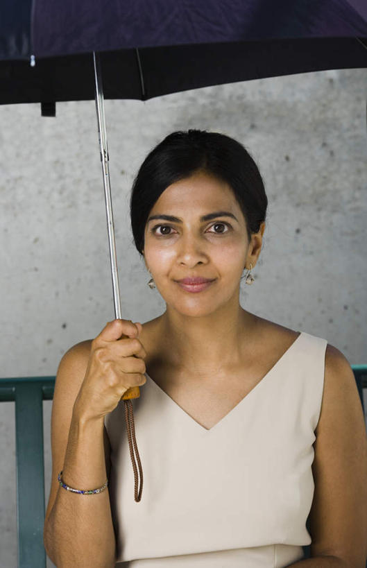 西方人,一个人,商务人士,商务女性,坐,笑,微笑,竖图,室外,白天,正面,椅子,欧洲,欧洲人,仅一个女性,仅一个人,一把,握,套装,伞,雨伞,遮阳伞,木椅,墙,拿,拿着,注视,阳伞,墙壁,墙面,观察,看,仅一个中年女性,握着,观看,察看,太阳伞,关注,商务装,工薪阶层,女人,女性,中年女性,白种人,白领,上班族,坐着,半身,彩图