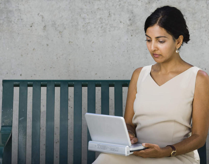 西方人,一个人,商务人士,商务女性,坐,笑,微笑,横图,室外,白天,正面,电脑,笔记本电脑,椅子,欧洲,欧洲人,仅一个女性,仅一个人,敲打,套装,时间,网络,时钟,手表,木椅,墙,计时,注视,输入,通讯设备,墙壁,墙面,钟表,打字,观察,看,仅一个中年女性,表,观看,点击,一台,敲击,腕表,察看,无线,关注,通信设备,商务装,无线网络,无线上网,便携式电脑,工薪阶层,按键,手提电脑,女人,女性,中年女性,白种人,白领,上班族,钟,坐着,半身,彩图