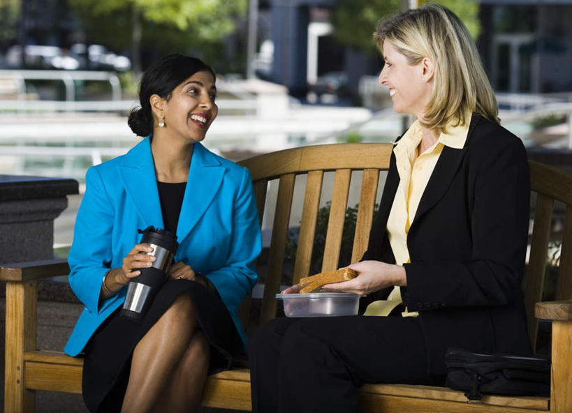 西方人,两个人,同事,商务人士,商务女性,坐,笑,说,微笑,露齿笑,横图,室外,白天,正面,烹饪,讨论,西餐,成功,合作,团队,集体,信心,植物,椅子,欧洲,欧洲人,握,套装,木椅,三明治,料理,食品,拿,拿着,注视,队伍,菜肴,美食,树,树木,食物,绿色,自然,快餐,观察,看,西式,握着,佳肴,生长,成长,观看,察看,领导,成就,关注,商务装,合伙,领袖,工薪阶层,西式快餐,保温瓶,三文治,交流,女人,女性,中年女性,白种人,白领,上班族,沟通,讲话,交谈,商讨,说话,谈话,坐着,半身,彩图