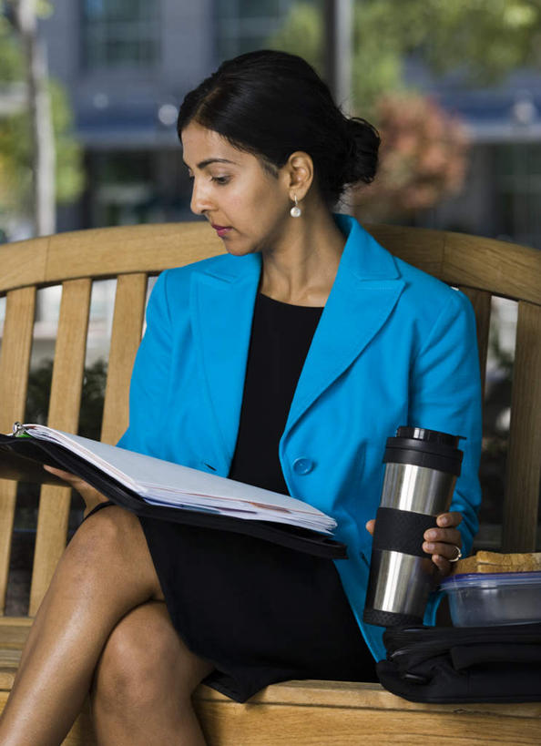 西方人,一个人,商务人士,商务女性,坐,竖图,室外,白天,正面,看书,烹饪,西餐,阅读,植物,书籍,椅子,欧洲,欧洲人,仅一个女性,仅一个人,握,学习,套装,木椅,三明治,料理,食品,二郎腿,拿,拿着,注视,菜肴,美食,树,树木,食物,绿色,自然,书本,快餐,观察,看,仅一个中年女性,西式,读书,浏览,握着,佳肴,生长,成长,观看,察看,关注,商务装,工薪阶层,西式快餐,保温瓶,三文治,女人,女性,中年女性,白种人,白领,上班族,书,图书,坐着,半身,彩图