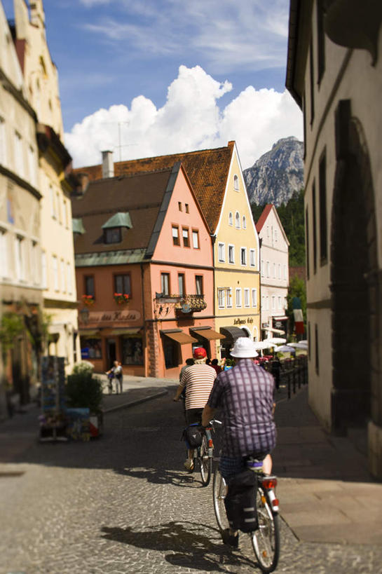 西方人,两个人,家,坐,竖图,室外,白天,度假,美景,别墅,城市风光,城市,道路,路,自行车,欧洲,欧洲人,阴影,服装,光线,影子,房屋,屋子,景观,云,云朵,公寓,小路,交通,云彩,娱乐,洋房,楼房,住宅,车,脚踏车,背面,衣服,蓝色,白云,蓝天,天空,阳光,交通工具,天,骑车,享受,休闲,景色,放松,服饰,晴朗,衣着,穿着,载具,衣饰,男人,男性,中年男性,白种人,晴空,坐着,彩图,全身,房子