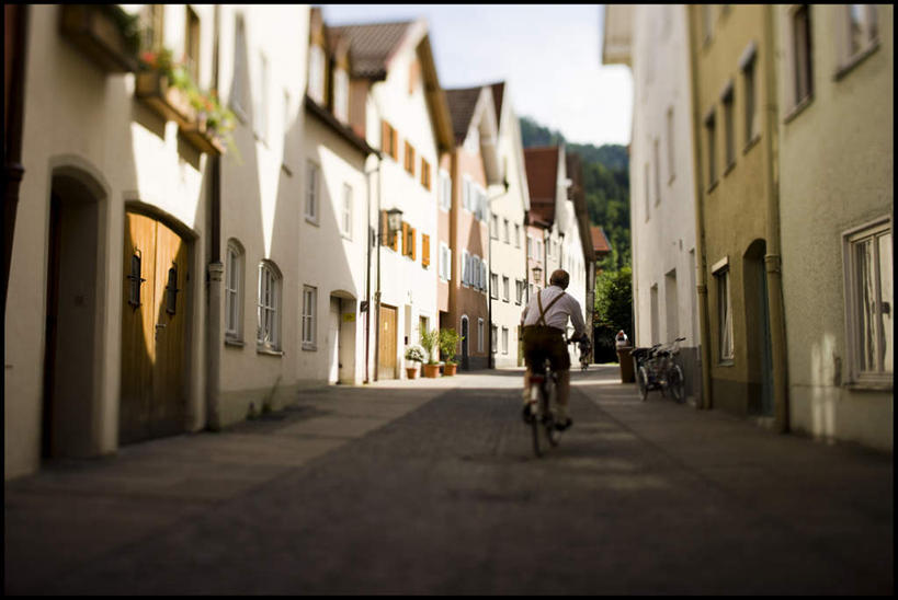 西方人,一个人,家,坐,横图,室外,白天,度假,美景,植物,别墅,窗户,城市风光,城市,道路,路,自行车,欧洲,欧洲人,仅一个男性,仅一个人,仅一个中年男性,一辆,一排,阴影,服装,整齐,光线,影子,房屋,墙,屋子,景观,公寓,小路,交通,娱乐,洋房,楼房,玻璃窗,墙壁,墙面,住宅,车,脚踏车,树,树木,排列,背面,衣服,蓝色,绿色,蓝天,天空,阳光,自然,交通工具,天,骑车,享受,休闲,景色,放松,服饰,生长,晴朗,成长,衣着,穿着,队列,载具,万里无云,衣饰,男人,男性,中年男性,白种人,晴空,晴空万里,坐着,彩图,全身,房子