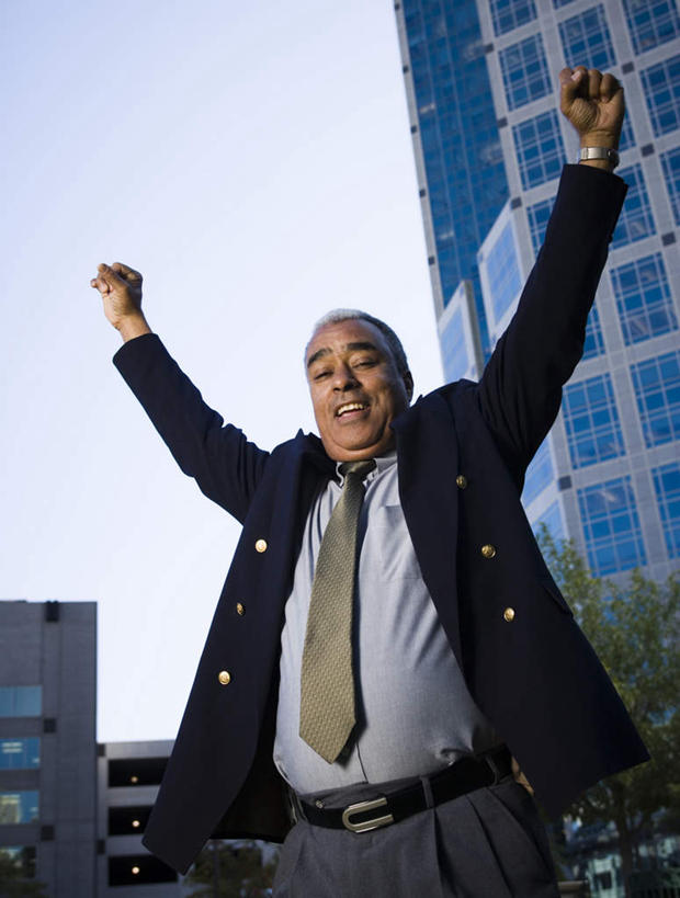 西方人,一个人,商务人士,商务男性,高楼大厦,站,举,笑,微笑,露齿笑,竖图,室外,白天,仰视,衬衫,办公楼,植物,大厦,建筑,摩天大楼,写字楼,欧洲,非洲,黑人,欧洲人,仅一个男性,仅一个人,仅一个中年男性,握,阴影,套装,光线,影子,领带,注视,鼓励,树,树木,蓝色,绿色,蓝天,天空,阳光,自然,楼宇,天,观察,加油,看,手势,托,握拳,站着,商务楼,打气,握着,生长,晴朗,成长,观看,察看,象征,庄重,关注,鼓舞,商务装,身份,工薪阶层,万里无云,正式,地位,男人,男性,中年男性,非洲人,白领,上班族,晴空,晴空万里,举起,举手,举着,向上举,向上伸,向上托,站立,半身,彩图,低角度拍摄,衬衣,大楼,高层建筑,高楼,摩天楼