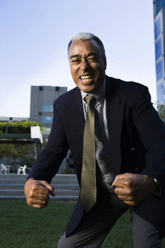 西方人,一个人,商务人士,商务男性,高楼大厦,站,笑,微笑,露齿笑,竖图,室外,白天,正面,衬衫,办公楼,草地,草坪,植物,大厦,建筑,摩天大楼,写字楼,欧洲,非洲,黑人,欧洲人,仅一个男性,仅一个人,仅一个中年男性,握,阴影,套装,光线,影子,领带,注视,鼓励,草,树,树木,蓝色,绿色,蓝天,天空,阳光,自然,楼宇,天,观察,加油,看,手势,握拳,站着,商务楼,打气,握着,生长,晴朗,成长,观看,察看,象征,庄重,关注,鼓舞,商务装,身份,工薪阶层,万里无云,正式,地位,男人,男性,中年男性,非洲人,白领,上班族,晴空,晴空万里,站立,半身,彩图,衬衣,大楼,高层建筑,高楼,摩天楼