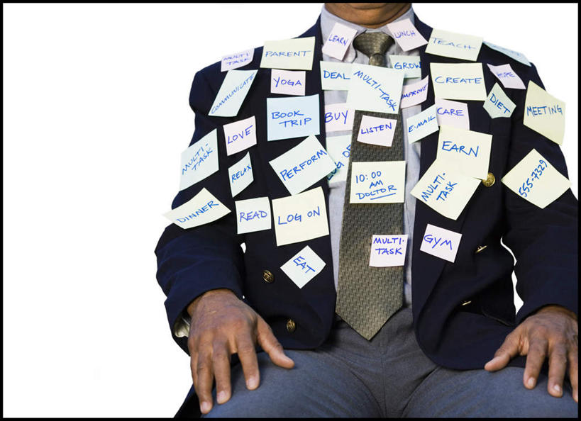 西方人,一个人,商务人士,商务男性,坐,横图,室外,白天,白色背景,正面,衬衫,欧洲,非洲,黑人,欧洲人,仅一个男性,仅一个人,仅一个中年男性,许多,套装,粘性,英文,标志,文字,字符,字母,办公用品,便利贴,便签,领带,很多,标识,文具,搭,摄影,影棚,英文字母,办公设备,文具用品,记事,象征,庄重,搭着,商务装,身份,工薪阶层,快捷,文化工具,正式,地位,方便,N次贴,便条贴,告诉贴,即时贴,男人,男性,中年男性,非洲人,白领,上班族,坐着,半身,彩图,影棚拍摄,衬衣,拍摄